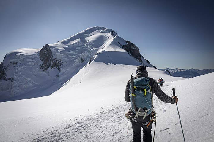 Alpiniste sur l'ascension du Mont-Blanc (4810m) au niveau du dôme du Goûter